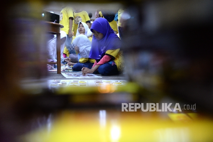 Peserta melakukan eksperimen permainan edukasi saat Fun Science Republika di Kantor Republika, Jakarta, Sabtu (3/12).