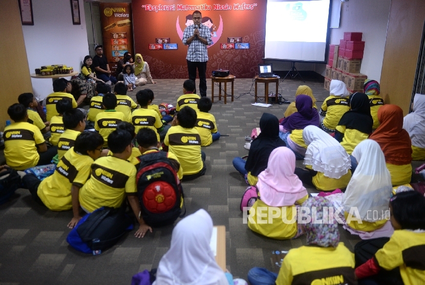 Peserta melakukan eksperimen permainan edukasi saat Fun Science Republika di Kantor Republika, Jakarta, Sabtu (3/12).