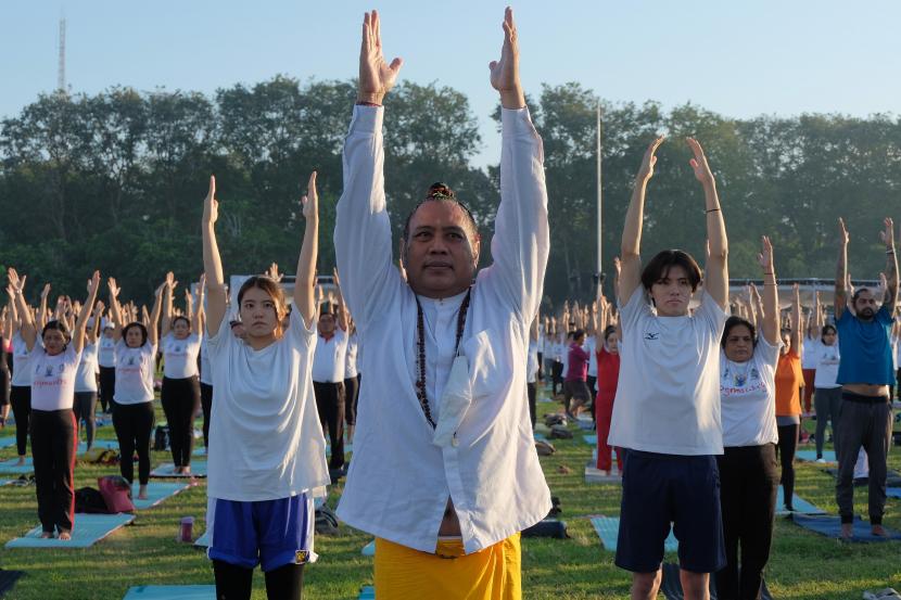 Peserta melakukan gerakan yoga saat perayaan Yoga International Day di Lapangan Puputan Margarana, Denpasar, Bali, Selasa (21/6/2022). Saat ini angka kasus baru Covid-19 di Bali bersifat fluktuatif. (ilustrasi)