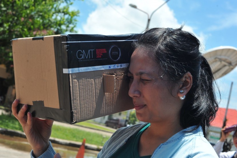 Peserta melakukan uji coba pengamatan matahari melalui kamera lubang jarum yang baru dirakit pada pelatihan kamera lubang jarum jelang gerhana di Graha Teknologi Palembang, Sumsel, Senin (7/3). 