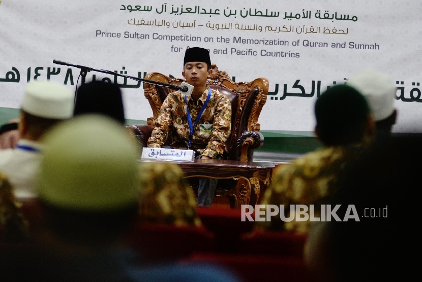 Peserta melantunkan ayat suci Al-Quran saat mengikuti Musabaqah Hafalan Alquran dan Hadis (MHQH) di Masjid Istiqlal, Jakarta, Selasa (2/5).