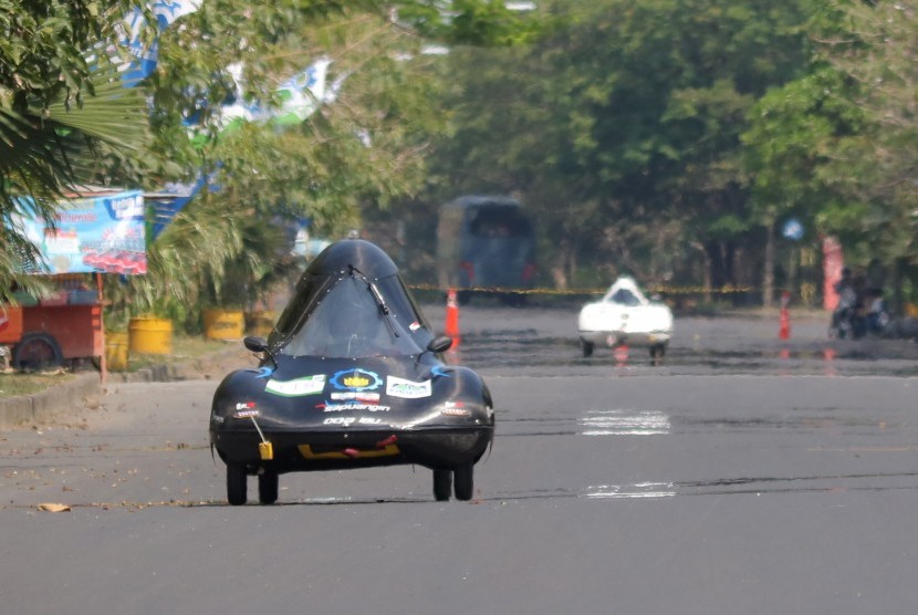 file foto, Peserta memacu mobil saat Kontes Mobil Hemat Energi (KMHE) 2017 di Surabaya, Jawa Timur, Rabu (8/11).