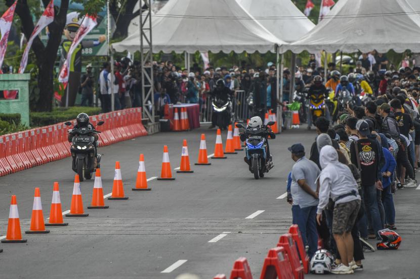 Peserta memacu sepeda motornya dalam Street Race Polda Metro Jaya di Jalan Benyamin Sueb, Kemayoran, Jakarta Pusat, Sabtu (3/9/2022). Polda Metro Jaya kembali menggelar ajang balap motor jalanan atau street race dengan peserta berjumlah 1.025 pembalap yang bertujuan untuk memfasilitasi para pembalap agar tidak melakukan balapan liar, kegiatan tersebut akan berlangsung selama dua hari pada Sabtu (3/9/2022) dan Minggu (4/9/2022).