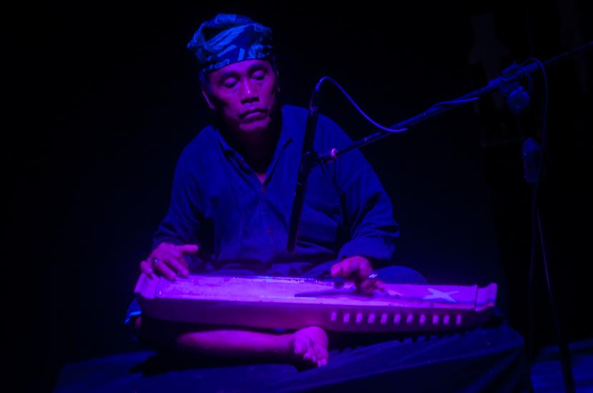 Peserta memainkan alat musik tradisional Kecapi Buhun dari Suku Badui, (ilustrasi). Kemendikbudristek mendukung pelestarian musik tradisi.