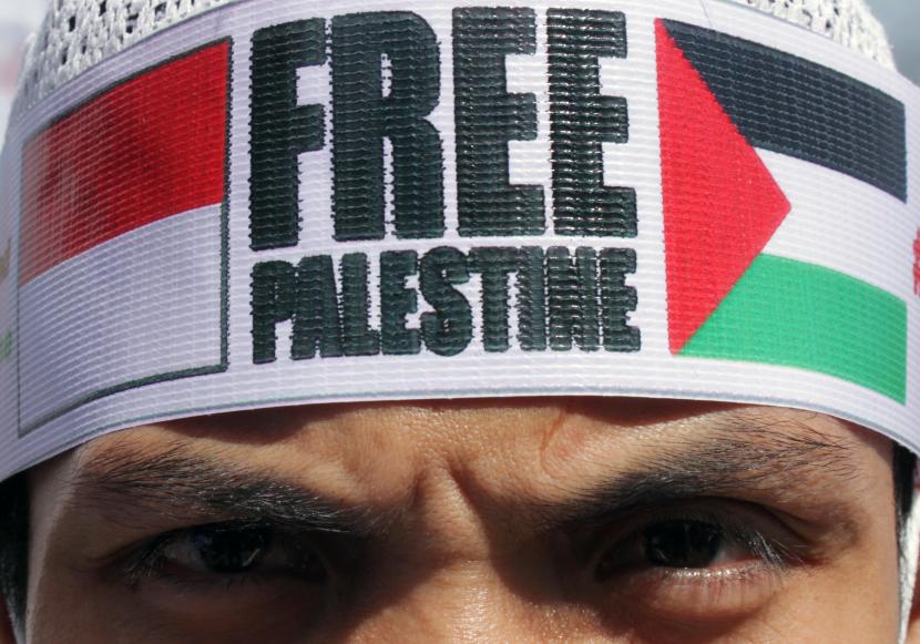 Peserta memakai atribut Indonesia-Palestina saat mengikuti aksi bela Palestina di Makassar, Sulawesi Selatan.