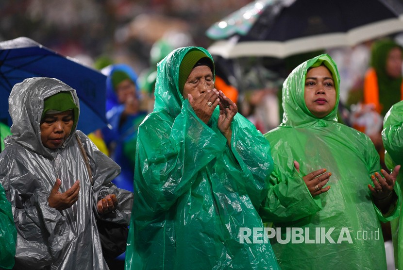 Peserta memanjatkan doa ketika mengikuti Harlah ke-73 Muslimat Nahdlatul Ulama (NU) di Stadion Utama Gelora Bung Karno, Jakarta, Ahad (27/1/2019).