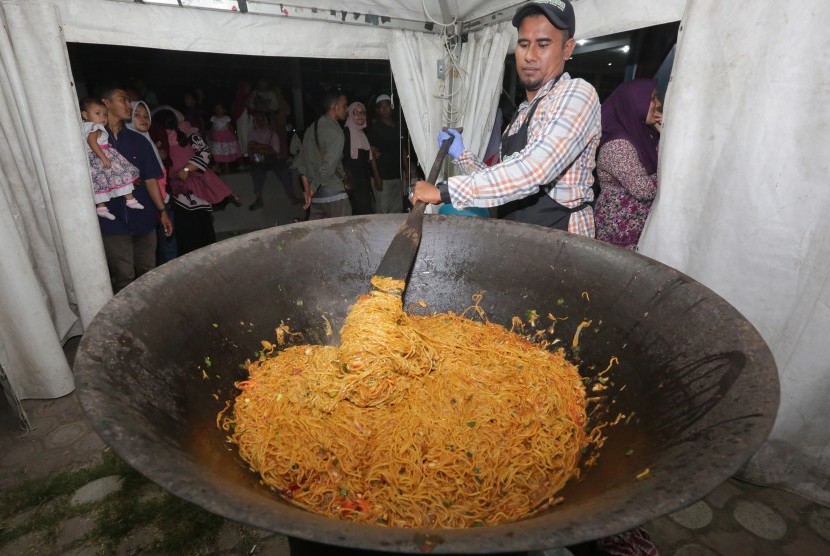 Peserta memasak kuliner tradisional mi aceh pada Festival Mie Aceh 2019 di Blangpadang, Banda Aceh, Aceh, Sabtu (15/06/2019). Masyarakat adat 