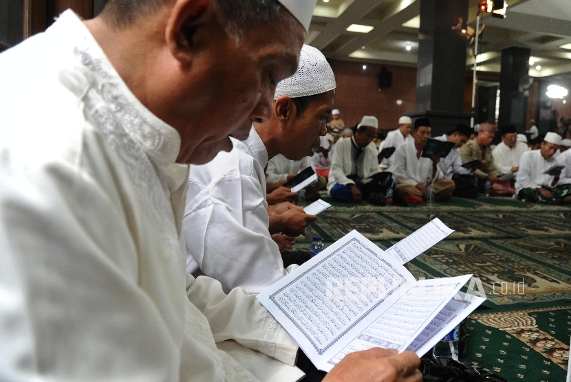  Peserta membaca kitab suci Al Quran saat penutupan Nusantara Mengaji di Ponpes Alkenaniyah, Jakarta, ahad (8/5). (Republika/Tahta Aidilla)