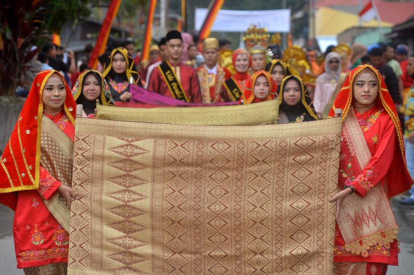 Peserta membawa kain songket saat mengikuti parade 1.000 songket, pada Festival Pandai Sikek, di Nagari Pandai Sikek, Kabupaten Tanah Datar, Sumatera Barat, Sabtu (27/8/2022). Festival Pandai Sikek tersebut digelar Nagari Pandai Sikek dalam rangka memperkenalkan seni budaya dan produk khas daerah itu seperti tenun songket dan ukiran. 