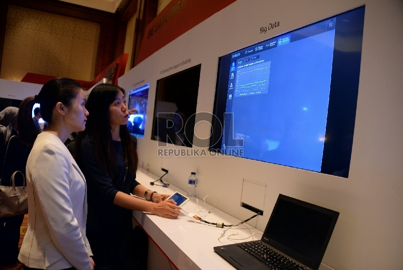 Peserta memberikan penjelasan tentang produk teknologi informasi saat digelar Indonesia Huawei Telco BIG IT 2.0 Summit& InTouch Cooperation Summit 2015 di Jakarta, Selasa (10/2). ( Republika/Prayogi)