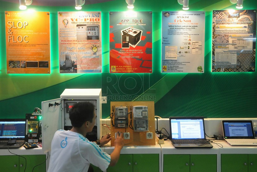 Peserta memperagakan cara kerja alat produk inovasi dalam KNIFE (Knowledge, Norm Discussion Forum, Innovation Contest, Festival and Exhibition) 2014 di Jakarta, Kamis (9/10).(Republika/Prayogi)