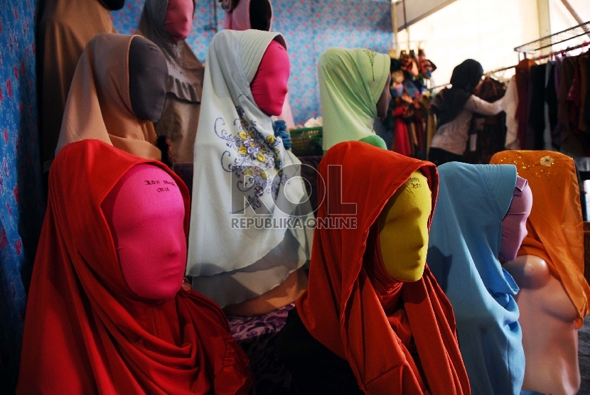 Peserta mempersiapkan stan saat mengikuti Indonesia Syariah Festival 2015 di halaman Masjid Istiqlal, Jakarta, Jumat (26/6). (Republika/ Tahta Aidilla)