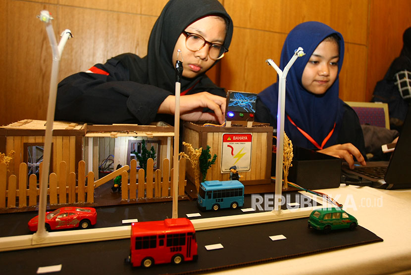 Peserta memprogram robot smart city buatan mereka saat mengikuti Kompetisi Robotic Anak di Indonesia Convention Exebation (ICE) Serpong, Tangerang, Banten, Minggu (22/4). 