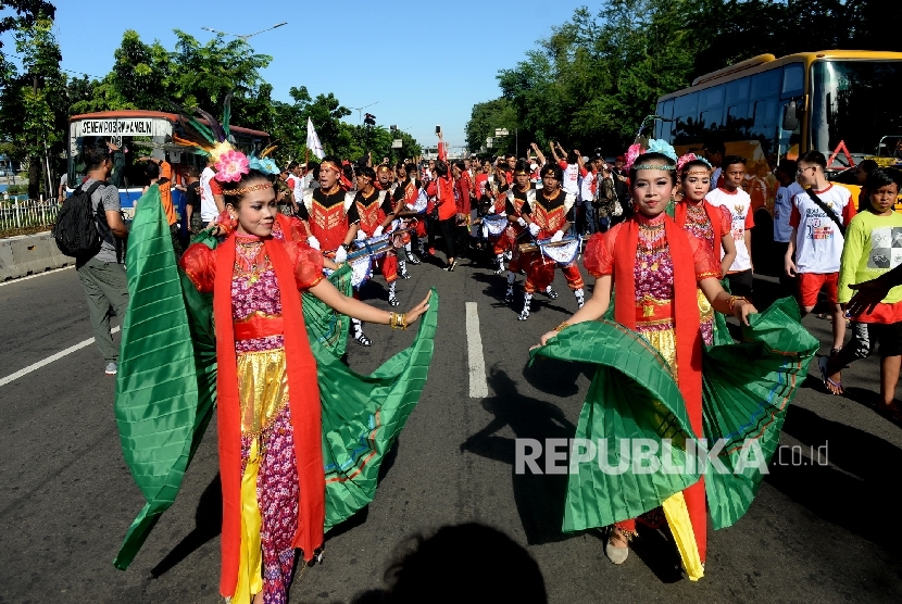 Peserta menampilkan kesenian Calung Banyumas saat mengikuti Kirab Kebangsaan HUT Taruna Merah Putih ke-9 di Jakarta, Ahad (9/4). 