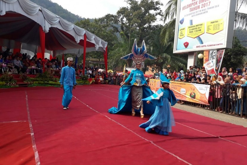 Peserta menampilkan kostum Karnaval Songket Internasional Sawahlunto 2017, Ahad (27/8). Ribuan warga dan wisatawan memadati kawasan kota lama Sawahlunto, Sumatra Barat, untuk menyaksikan karnaval ini.