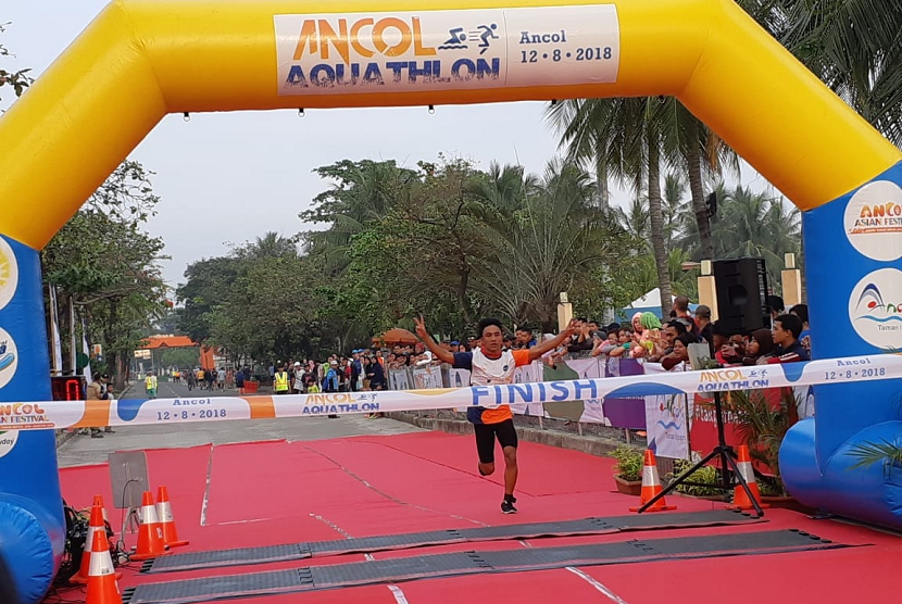 Peserta mencapai garis finish Ancol Aquathlon 2018.