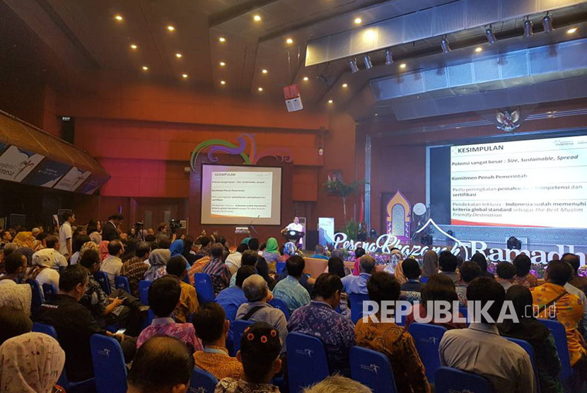 Peserta mendengarkan paparan Menteri Pariwisata Arief Yahya pada Rembuk Republik Memaksimalkan Industri Wisata Halal Indonesia