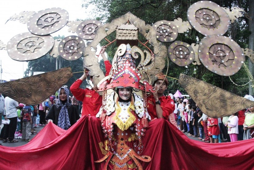 Peserta mengenakan busana daerah yang dirancang unik saat pawai Bogor Art Festival 2016. (Ilustrasi)