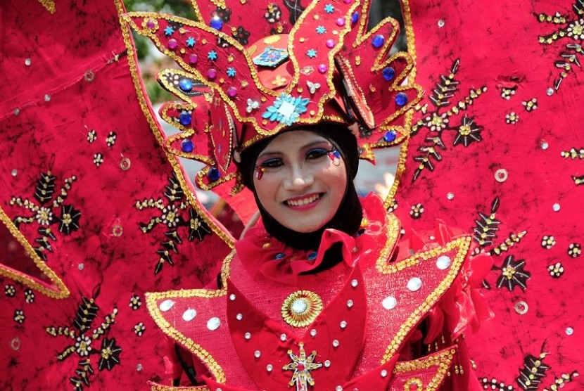 Peserta mengenakan kostum kreasi batik saat mengikuti Widuri Batik Carnival di Alun-alun, Pemalang, Jawa Tengah, Minggu (25/1). 