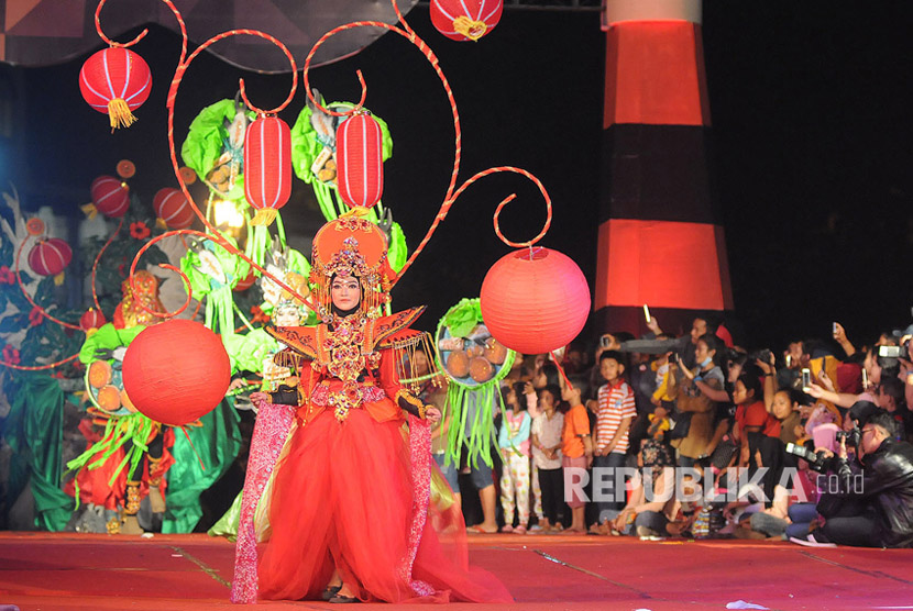 Peserta mengenakan kostum kreasi saat mengikuti Semarang Night Carnival (SNC) pada 2017 (ilustrasi). 