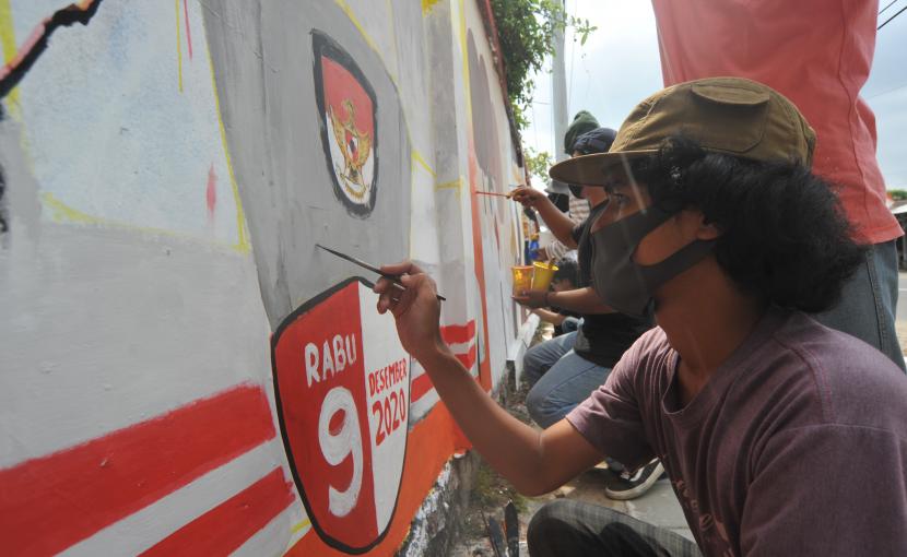 Peserta menggambar mural bertema sosialisasi Pilkada Serentak 2020 di Nanggalo, Padang, Sumatera Barat, Sabtu (29/8/2020). KPU Sumbar bekerja sama dengan Padang Grafiti United menggelar Lomba Grafiti dan Mural dalam rangka mensukseskan Pilkada Serentak 9 Desember 2020 dengan tetap menjalankan protokol kesehatan COVID-19.