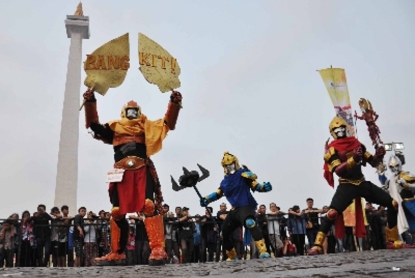 Peserta menggunakan kostum karakter pada saat kegiatan Cosplay Jakarta Parade di Silang Monumen Nasional (Monas), Jakarta Pusat, Ahad (2/11). Kegiatan yang menampilkan menampilkan sejumlah karakter dalam negeri, diantaranya Carok, Gatot Kaca, Gundala Putra