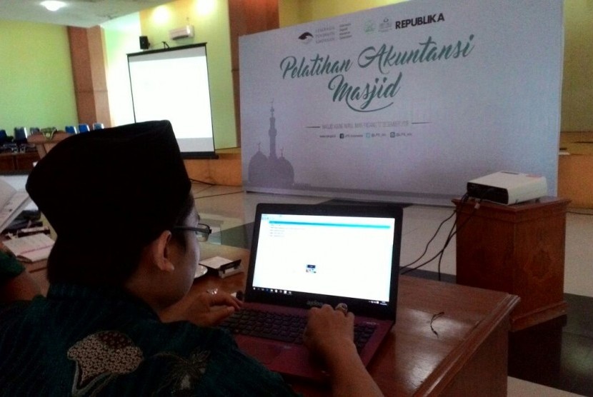Peserta mengikuti acara pelatihan akuntansi Masjid di Masjid Agung Nurul Iman, Padang, Sabtu (17/12).