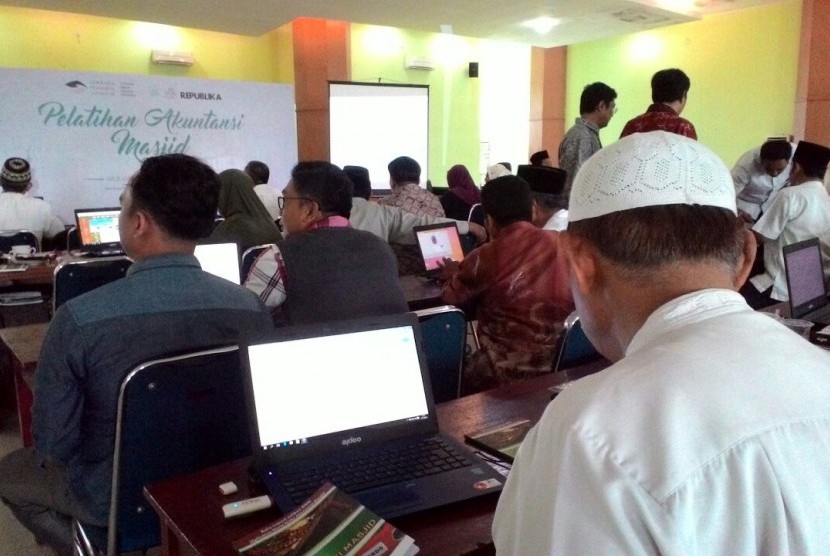 Peserta mengikuti acara pelatihan akuntansi Masjid di Masjid Agung Nurul Iman, Padang, Sabtu (17/12).