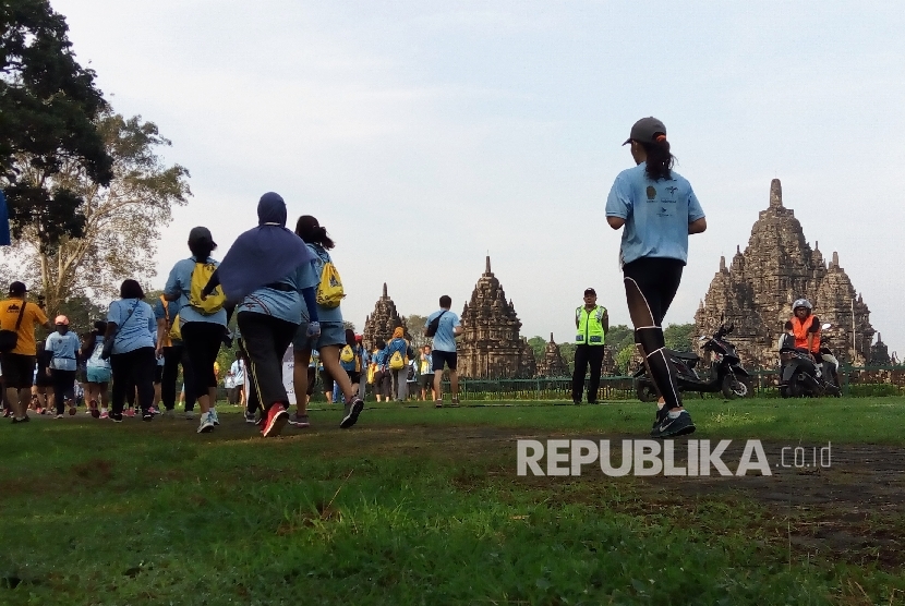 Peserta mengikuti ajang Mandiri Jogja Marathon di Kawasan Candi Prambanan, Sleman Yogyakarta, Ahad (23/4). 