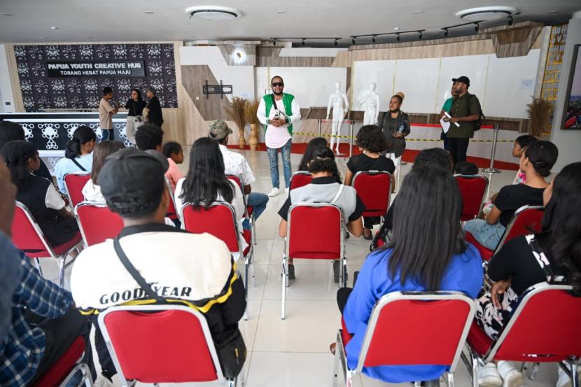 Peserta mengikuti audisi bernyanyi yang merupakan bagian dari pra-event Papua Street Carnival. 