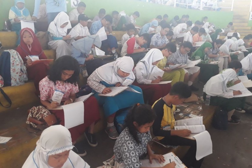 Peserta mengikuti final Olimpiade Matematika dan Sains Indonesia (OMSI).