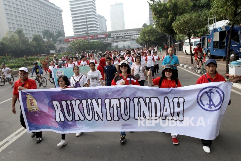 Peserta mengikuti gerak jalan kerukunan umat beragama di Jalan M.H. Thamrin, Jakarta, Ahad (6/11). 