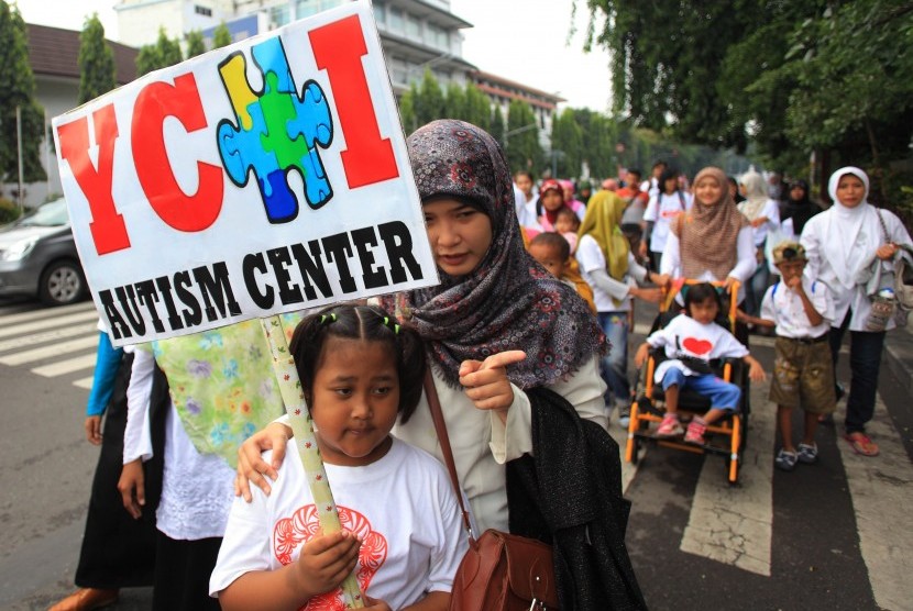 Peserta mengikuti jalan sehat dalam rangka memperingati Hari Autis Internasional di Solo, Jawa Tengah, Kamis (2/4).