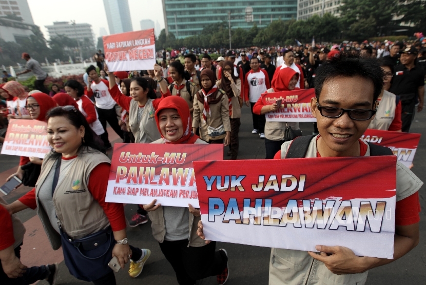 Peserta mengikuti jalan sehat dan doa bersama lintas agama untuk pahlawan bangsa saat melintasi Jalan MH Thamrin Jakarta, Ahad (6/11). 