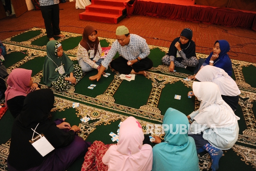 Peserta mengikuti kegiatan belajar Matematika dalam Pesantren Sains dan Matematika di Masjid At-tin, Jakarta, Sabtu (31/12).Republika/Tahta Aidilla