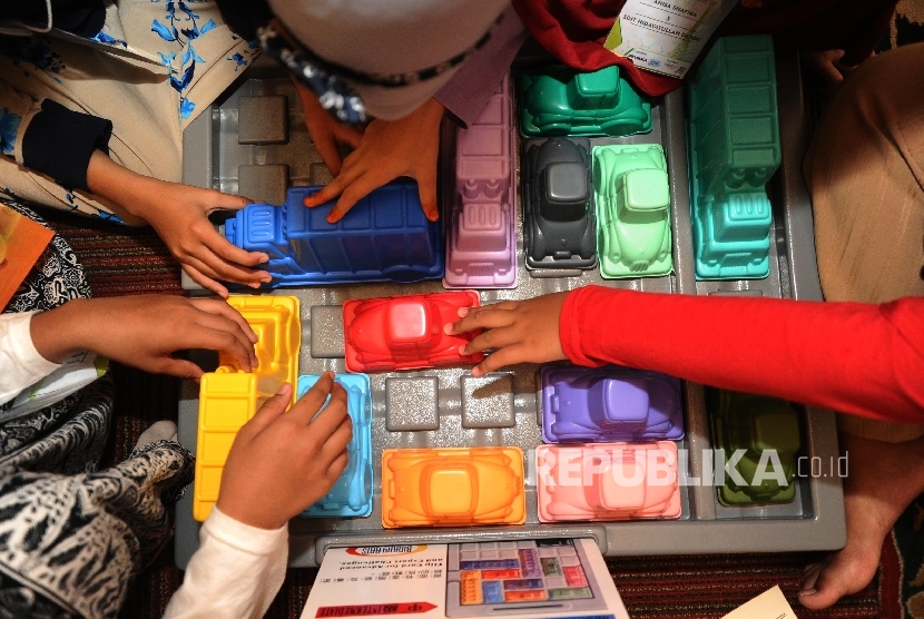 Peserta mengikuti kegiatan belajar Matematika permainan Rush Hour dalam Pesantren Sains Generasi ISlami, Generasi Cerdas, Generasi Qurani di Masjid At-tin, Jakarta, Sabtu (31\12). 