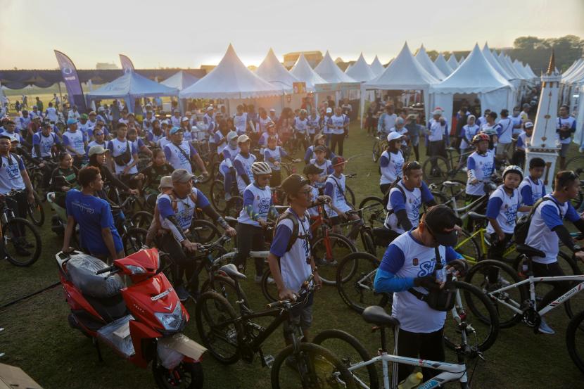 Peserta mengikuti kegiatan Fun Bike Sehati untuk Bumi Road To Pon XXI Aceh Sumut 2024 yang di gelar di Yogyakarta, Sabtu (20/7/2024). 