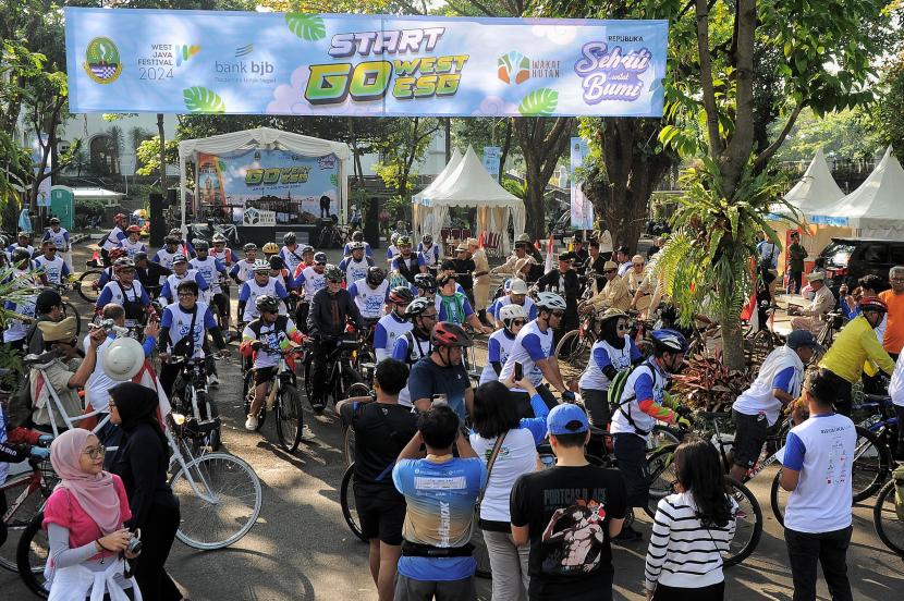 Peserta mengikuti kegiatan Fun Bike Sehati untuk Bumi yang di gelar di Bandung, Jawa Barat, Ahad (11/8/2024). Republika menggelar kegiatan Fun Bike Sehati untuk Bumi yang diikuti oleh lebih dari 200 pesepeda yang merupakan aksi nyata dalam upaya mengurangi jejak karbon untuk keselamatan dan kelestarian bumi. Selain itu, kegiatan tersebut dalam rangka menyemarakan HUT ke-79 Jawa Barat.