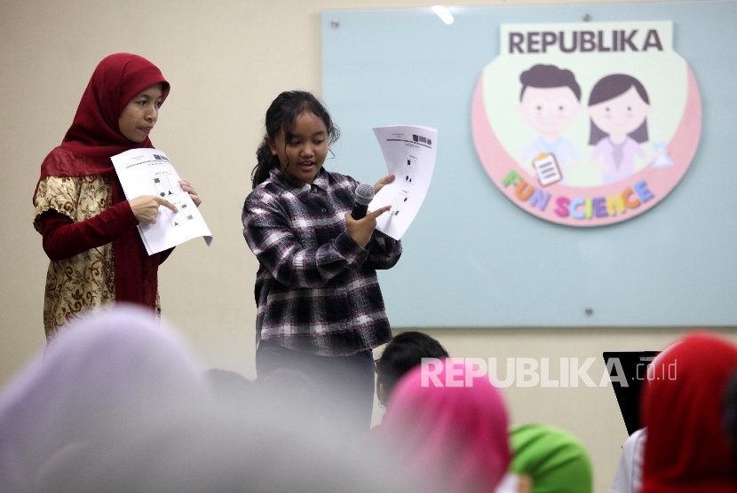 Peserta mengikuti kegiatan Republika Fun Science di Kantor Harian Republika, Jakarta, Sabtu (3/9). 