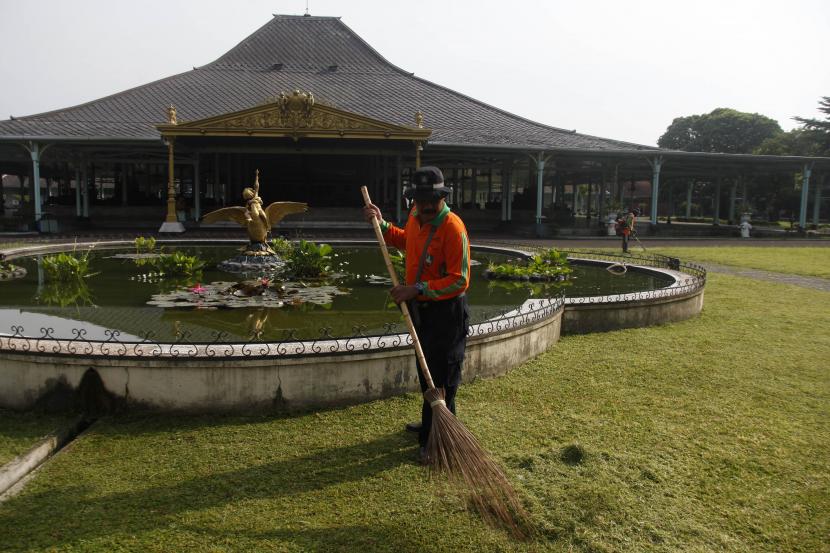 Peserta mengikuti kerja bakti untuk membersihkan kawasan Pura Mangkunegaran,Solo, Jawa Tengah.