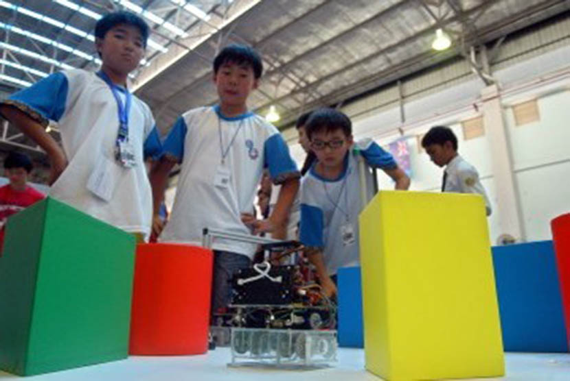 Peserta mengikuti kontes perakitan robot dalam International Robot Olympiad (IRO) ke-13 di Universitas Taruma Negara, Jakarta, kamis (15/12). (Republika/Agung Supriyanto)