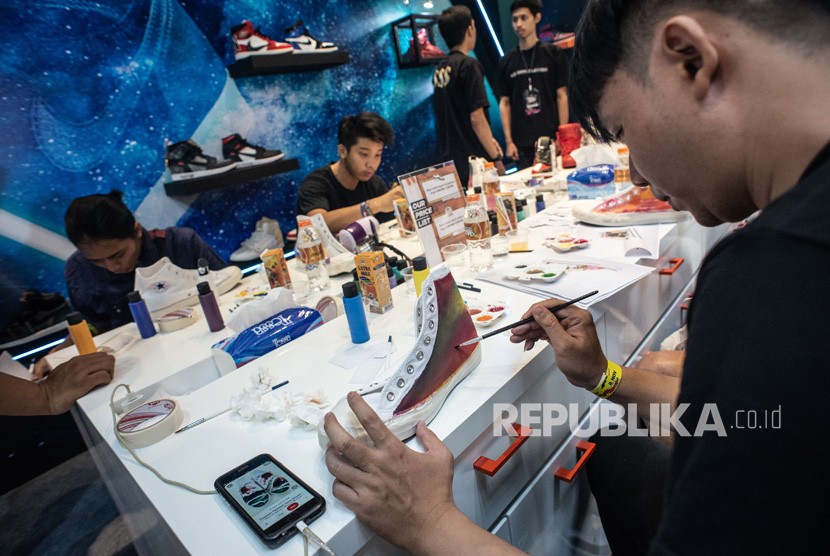 Gelarang pada 2019. Peserta mengikuti lokakarya melukis sepatu dalam Urban Sneaker Society (USS) 2019 di District 8, kompleks SCBD, Jakarta, Jumat (8/11). 
