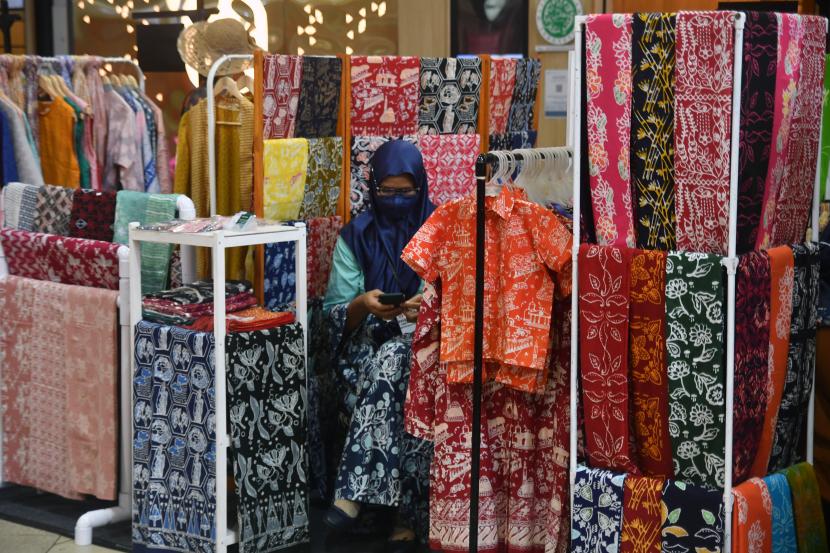 Peserta mengikuti pameran ragam pesona batik Bogor di Mal Botani Square, Kota Bogor, Jawa Barat, Rabu (5/10/2022). Kementerian Perindustrian mencatat nilai ekspor produk batik Indonesia sepanjang tahun 2021 mencapai 46,24 juta dolar AS dan pada semester satu 2022 mencapai 27,42 juta dolar AS.