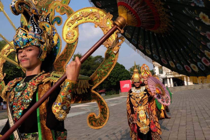 Peserta mengikuti parade berpayung saat pembukaan Festival Payung Indonesia di kawasan Keraton Mangkunegaran Solo, Jawa Tengah, Jumat (2/9/2022). 