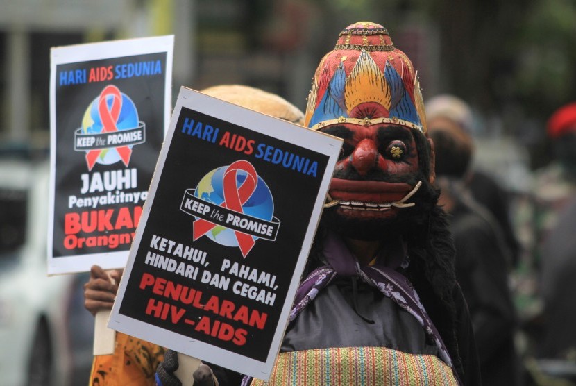 Peserta mengikuti parade budaya dalam rangka memperingati Hari Aids Sedunia. (Ilustrasi)
