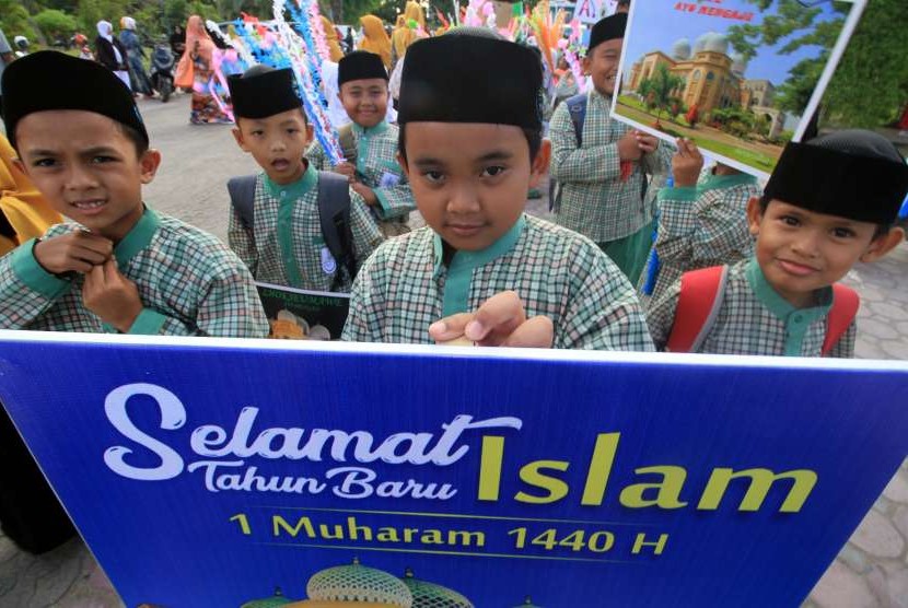 Sejak Kapan Penerapan Tahun Hijriyah?  Foto: Peserta mengikuti pawai menyambut tahun baru Islam 1 Muharram 1440 Hijriah, mengelilingi Kota Lhokseumawe, Aceh, Senin (10/9).