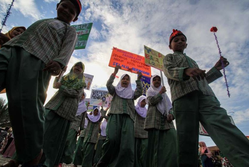 Peserta mengikuti pawai menyambut tahun baru Islam 1 Muharram 1440 Hijriah, mengelilingi Kota Lhokseumawe, Aceh, Senin (10/9).