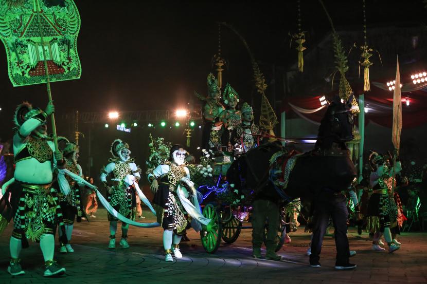 Peserta mengikuti pawai saat acara Wayang Jogja Night Carnival tahun lalu (ilustrasi)