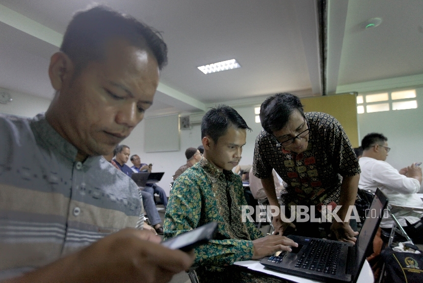 Peserta mengikuti pelatihan akuntansi masjid dengan mentor dari Institut Akuntansi Masjid, Absar Jannatin di Kantor Republika, Jakarta, Sabtu (29/4).
