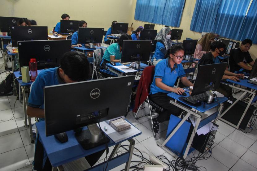 Peserta mengikuti pelatihan kerja di bidang editing desain grafis di UPTD Balai Latihan Kerja (BLK) Kota Palangka Raya, Kalimantan Tengah, Jumat (21/10/2022).
